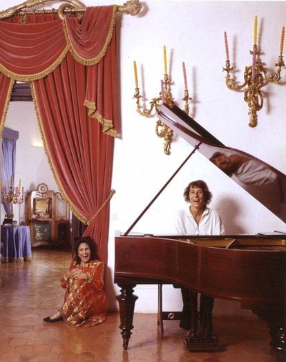Gala con Michel, tocando el piano en Púbol (1971).
