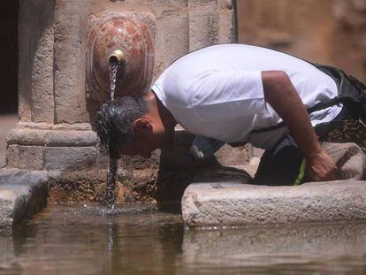 Un hombre se refresca este jueves en una fuente en Córdoba.
