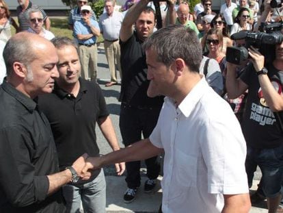 Andoitz Korta (derecha) estrecha la mano de Garitano tras el acto de homenaje al empresario asesinado por ETA hace 12 a&ntilde;os.