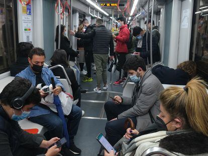 Usuarios con mascarilla, este martes en el metro de Sevilla