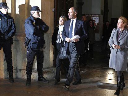 Francisco Camps, junto a su mujer Isabe Bas, a la salida de la primera sesi&oacute;n del juicio. 