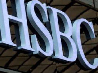 Logotipo del Banco HSBC en la fachada de un edificio de Londres.