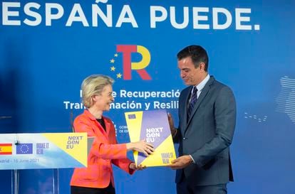La presidenta de la Comisión Europea, Ursula von der Leyen, y el presidente español, Pedro Sánchez, en Madrid este 16 de junio.