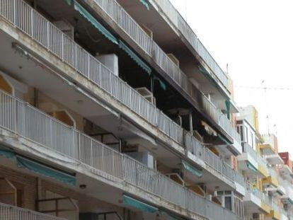 El incendio arrasó el apartamento de la cuarta planta de un edificio de apartamentos de El Perelló