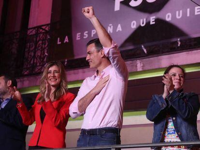 Pedro Sánchez celebra la victoria en la sede de la calle Ferraz de Madrid. U. MARTíN (EL PAÍS)