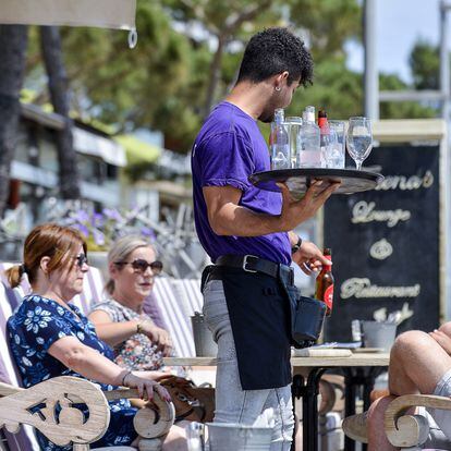 eco 34    18/05/2022 Un camarero atiende a unos clientes de una mesa, en la terraza de un restaurante del Paseo Marítimo de Playa de Aro (Costa Brava-Girona) /Toni Ferragut