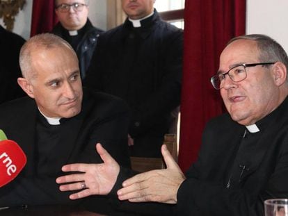 El nuevo arzobispo de Toledo, Francisco Cerro Chaves (derecha), esta mañana en Toledo.