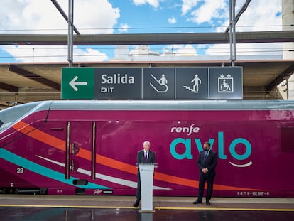 El presidente de Renfe, Isaías Taboas (en el atril), y el ministro de Transportes, José Luis Ábalos, en la presentación de Avlo, en la estación de Madrid-Puerta de Atocha.