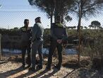 Agentes de la Guardia Civil junto una balsa ilegal en Lucena del Puerto (Huelva), junto al parque de Doñana.  