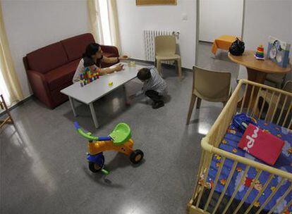 Una de las reclusas juega con su hijo en la unidad externa de madres de Palma de Mallorca.