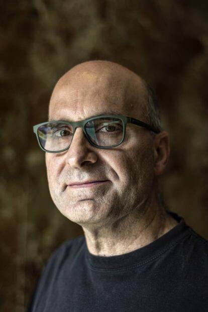 El virólogo José Antonio López, retratado en su domicilio durante la cuarentena.