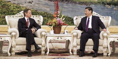 El secretario del Tesoro de EE UU, Timothy Geithner (i), se reúne con el vicepresidente chino, Xi Jinping (d), hoy en Pekín, para analizar con los líderes chinos la situación de la economía global y la situación de Irán.