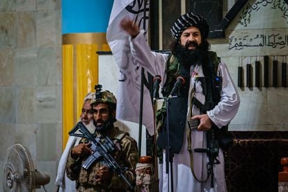 Un talibán, en la ciudad afgana de Kandahar. A la derecha, el dirigente fudamentalista Khalil al-Rahman Haqqani, el viernes en una mezquita de Kabul.