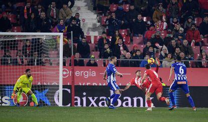 Stuani marca de chilena el gol del Girona ante el Alavés.