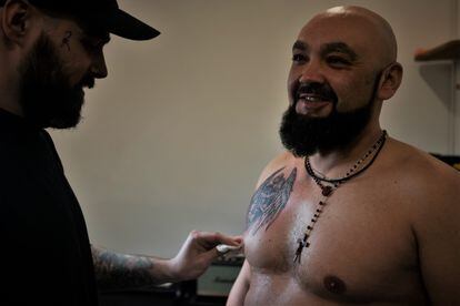 Vitali, militar de 38 años, aprovecha un día de descanso en la ciudad de Járkov para hacerse su primer tatuaje. 