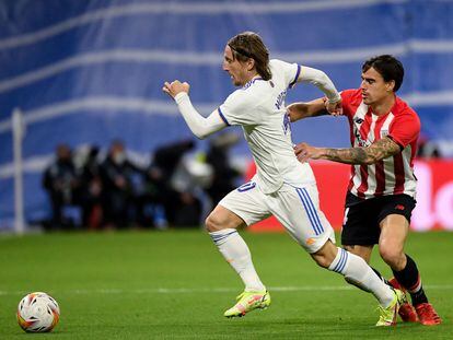 Luka Modric trata de escapar de Dani García durante el partido del miércoles en el Bernabéu.