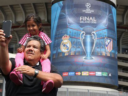 La gran final de la máxima competición europea de clubes, que reeditará la edición de 2014 en Lisboa, tendrá grandes efectos a nivel organizativo y económico para una ciudad que se convertirá en el centro del mundo del fútbol. En la imagen, unos aficionados del Atlético de Madrid se fotografían en los exteriores del estadio San Siro de Milán.