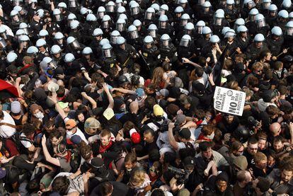 Policías dispersan a los manifestantes durante la protesta contra la cumbre de la OTAN.