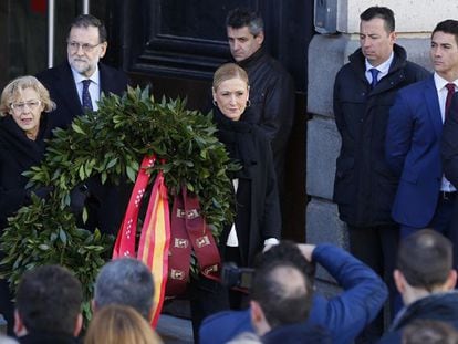 El presidente Mariano Rajoy, junto a la presidenta de la Comunidad de Madrid, Cristina Cifuentes, y la alcaldesa Manuela Carmena.