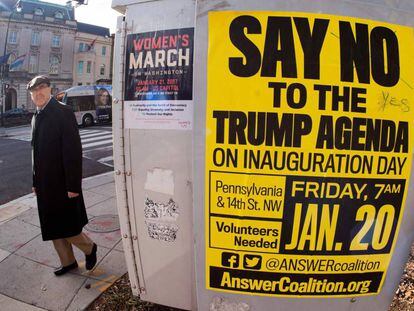Dos carteles sobre marchas contra Trump, en el centro de Washington