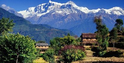 Aldea con el Annapurna.