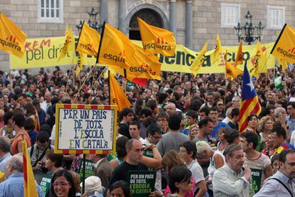 Varios miles de ciudadanos, ayer en la concentración en defensa de la inmersión lingüística ante el Ayuntamiento de Barcelona.