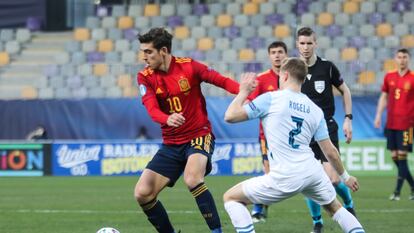 Gonzalo Villar, autor de uno de los tres goles de España, protege el balón ante Zan Rogelj este miércoles en Maribor (Eslovenia).