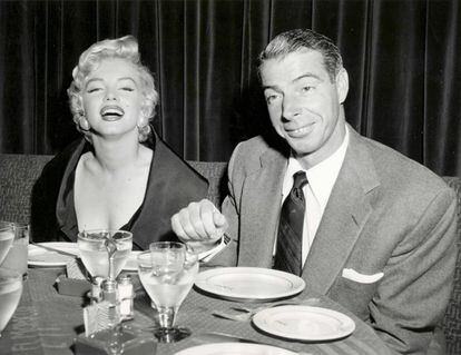 La actriz se casó en varias ocasiones. Por primera vez, con James Dougherty, cuando solo tenía 16 años y aún no había despuntado en su carrera. Se divorciaron en 1946 y pasaron ocho años hasta que volvió a casarse, esta vez con el jugador de béisbol Joe DiMaggio, con quien aparece en la imagen.