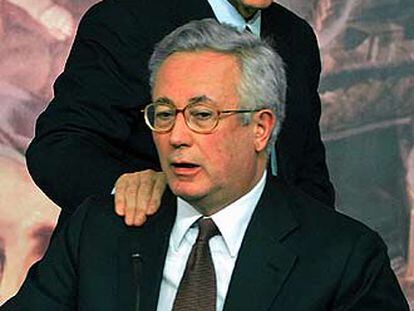 Berlusconi, de pie, y su ministro de Economía, Giulio Tremonti.