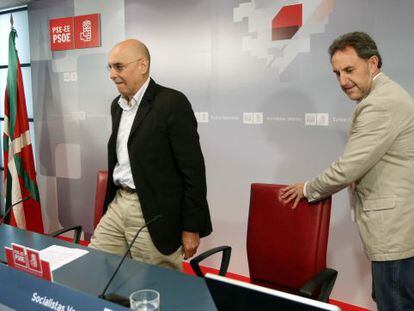 Ares, a la izquierda, junto al secretario de Organizaci&oacute;n del PSE, Alfonso Gil, durante la rueda de prensa de esta ma&ntilde;ana en Bilbao.