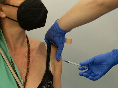 Una enfermera vacuna a una mujer en el centro de inoculación de la Fira de Barcelona, este martes.