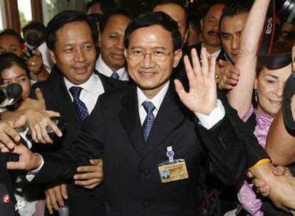 Somchai Wongsawat saluda a la prensa tras la sesión en el parlamento en la que fue elegido Primer Ministro