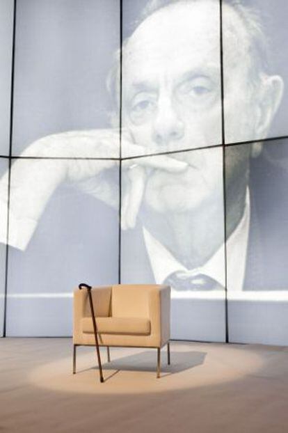 Un sillón vacío con el bastón de Fraga, ayer en el acto del PP.