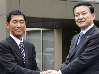 Yasuo Naruke, director de memorias flash de Toshiba, y Yugi Sugimoto, director general de Bain Capital, en Yokkaichi (Japón), el viernes pasado.