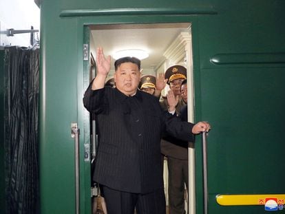 El líder norcoerano, Kim Jong-un, saludaba este martes desde el tren con el que viajaba hacia Rusia desde Pyongyang.