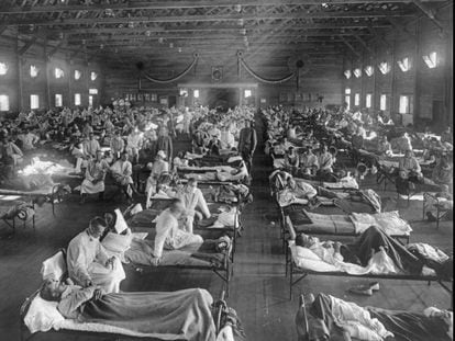 Víctimas de la gripe  española de 1918 hacinadas en un hospital de emergencia en Fort Riley, Kansas.