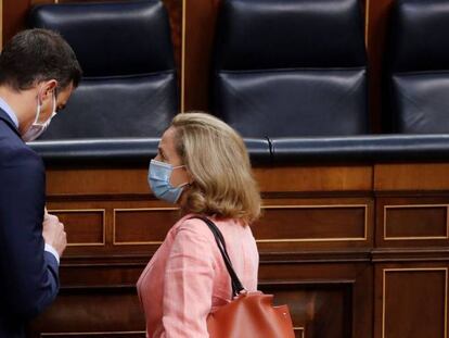 El presidente del Gobierno, Pedro Sánchez, conversa con la vicepresidenta económica, Nadia Calviño, al inicio de la última sesión de control al Ejecutivo bajo el estado de alarma