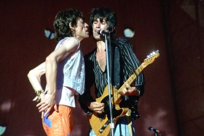 La pareja compartiendo micrófono en un concierto de los Rolling Stones a finales de los años setenta. 