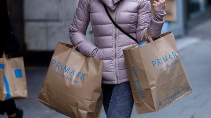 Una mujer con bolsas de Primark en Londres