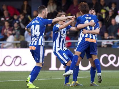 Los jugadores del Alavés celebran el 1-2.