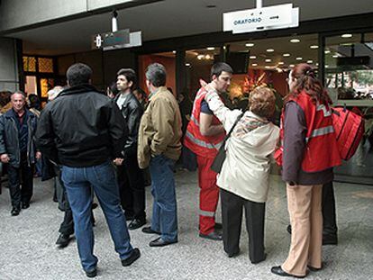 Familiares de los fallecidos y sanitarios, ayer, en el tanatorio de la M-30.