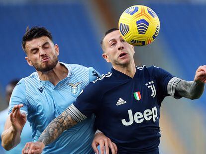 Wesley Hoedt, de la Lazio, pelea un balón con Federico Bernardeschi en el encuentro contra la Juventus de este fin de semana.