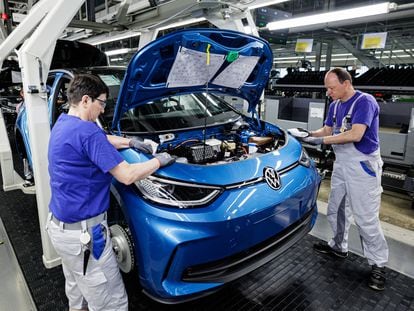 Trabajadores en la línea de ensamblaje del Volkswagen ID. 3 eléctrico en la fábrica de Zwickau, Alemania.