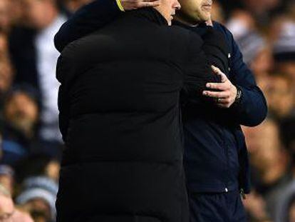 Mourinho y Pochettino se saludan antes del partido.