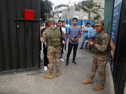 Militares peruanos controlan el ingreso a un recinto electoral, el domingo, en Lima.
