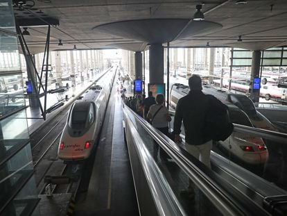 Varios pasajeros acceden al andén en la estación Madrid-Puerta de Atocha, el pasado junio.