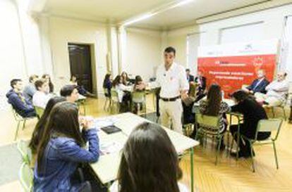 Miguel Vicente, fundador de LetsBonus, se dirige a los alumnos de bachillerato del Colegio Blanca de Castilla, en Madrid, durante la presentaci&oacute;n del KitCaixa J&oacute;venes Emprendedores.