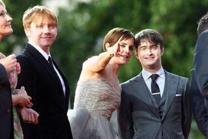 Daniel Radcliffe, Emma Watson y Rupert Grint acapararon los gritos y las lágrimas de los<i> fans</i>. "Gracias, gracias, gracias", gritaba al unísono el público. "No se trata de un adiós porque llevaremos Hogwarts en nuestro corazón por el resto de nuestros días", consolaba a sus compañeros Daniel Radcliffe, el niño que creció siendo Harry Potter.