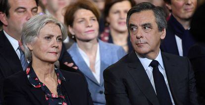 Penelope y Francois Fillon, el pasado domingo durante un mitín en París.