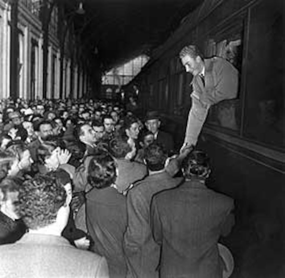 Don Juan Carlos de Borbón, a su llegada a la estación Mediodía-Delicias, en Madrid, en 1955.